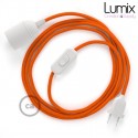 Tragbare Lampe mit flexiblem orangefarbenem Textilkabel in Seidenoptik