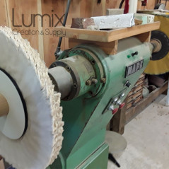 Zoom sur machine à polir les support de lampe Jielde
