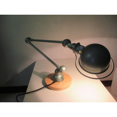 Lampe Jielde 2 bras vert clair industrie sur socle en Cyprès