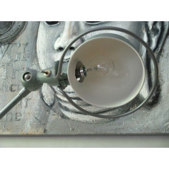Lampe Jielde 2 bras vert clair industrie sur socle en Cyprès