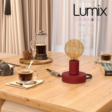 Lampe de table en bois recouverte de cuir bordeaux, avec cable textile, interrupteur et fiche à deux pôles