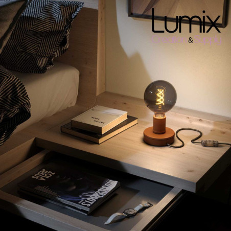 Lampe de table en bois recouverte de cuir marron, avec cable textile, interrupteur et fiche à deux pôles