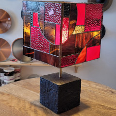 Lampe à poser LUXF-SERIE1 en vitrail Tiffany, béton noir, cuivre et laiton