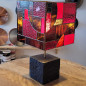Lampe à poser LUXF-SERIE1 en vitrail Tiffany, béton noir, cuivre et laiton