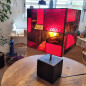 Lampe à poser LUXF-SERIE1 en vitrail Tiffany, béton noir, cuivre et laiton