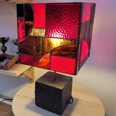 Lampe à poser LUXF-SERIE1 en vitrail Tiffany, béton noir, cuivre et laiton