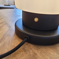 Lampe à poser en métal peint en noir et verrine Opaline Murano Mazzega 1960