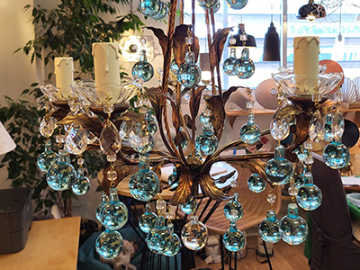 Restauration complète d’un lustre ancien à 5 feux en verre bleu et cristal